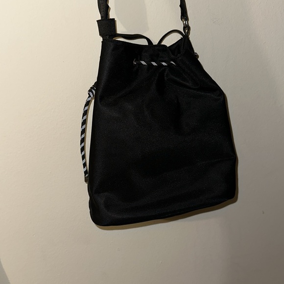 ❌SOLD ❌ Lululemon bucket bag - Picture 10 of 10